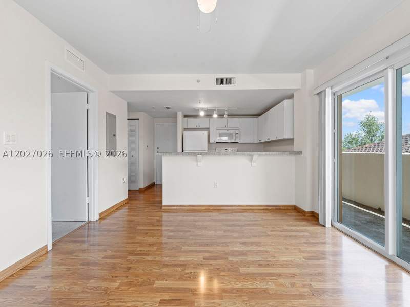 1 bedroom Condominium at 2740 SW 28th Ter 508, Villaggio In The Grove To, Miami — photo 3