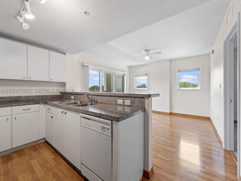 1 bedroom Condominium at 2740 SW 28th Ter 508, Villaggio In The Grove To, Miami — photo 4