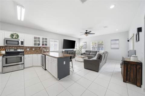 8883 NW 176th St, Hialeah FL - photo 13 of 40