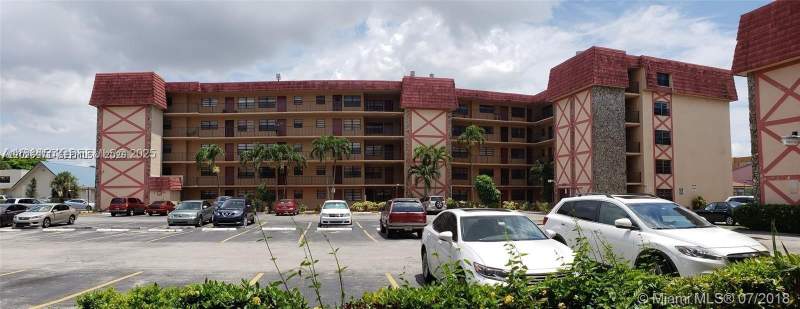 3 bedroom Condominium at 1325 W 68th St 214, Kings Cove Condo, Hialeah — photo 2