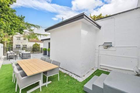 501 NW 46th St, Miami FL - photo 7 of 39