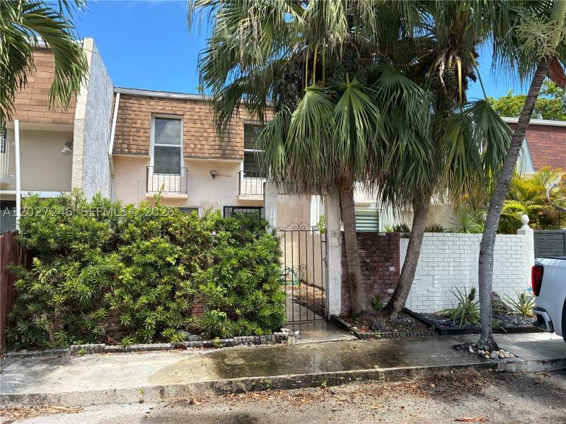 3 bedroom Townhouse at 13509 NE 24th Pl, Adlerama Estates 3rd Addn, North Miami — photo 2