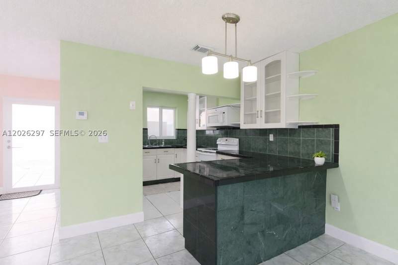 3 bedroom SingleFamilyResidence at 601 SW 116th ct, University Courts Sub, Sweetwater — photo 2