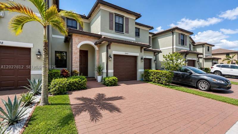 3 bedroom Townhouse at 3342 W 104th Ter, Aquabella Section One, Hialeah — photo 2