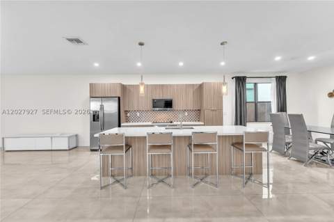10250 NW 76th Ter, Doral FL - photo 8 of 37
