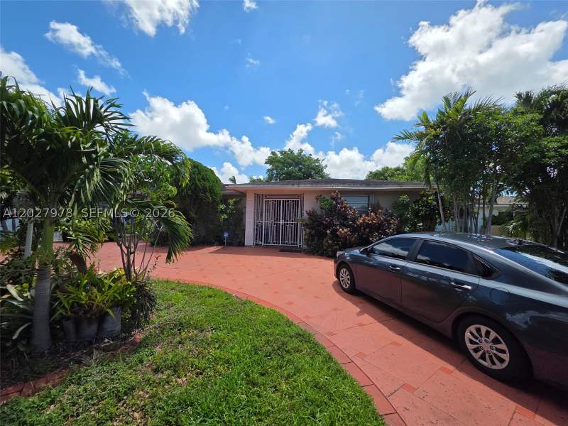 5 bedroom SingleFamilyResidence at 16825 NW 74th Ave, Palm Springs North Sec U, Hialeah — photo 2