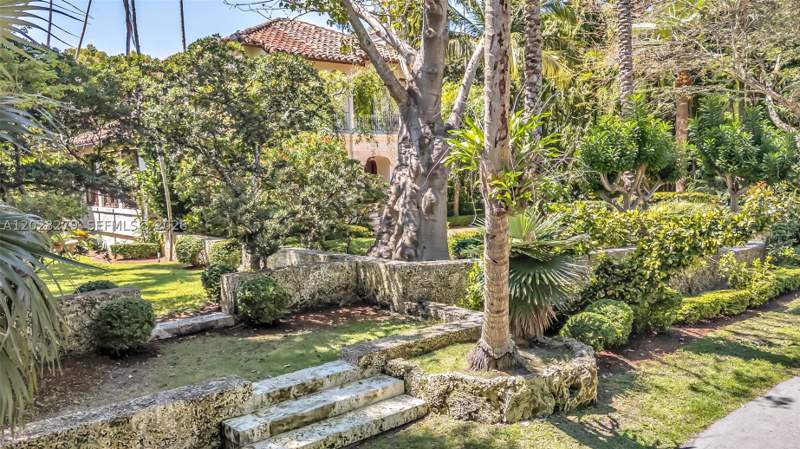 5 bedroom SingleFamilyResidence at 3462 N Moorings Way, The Moorings, Miami — photo 2