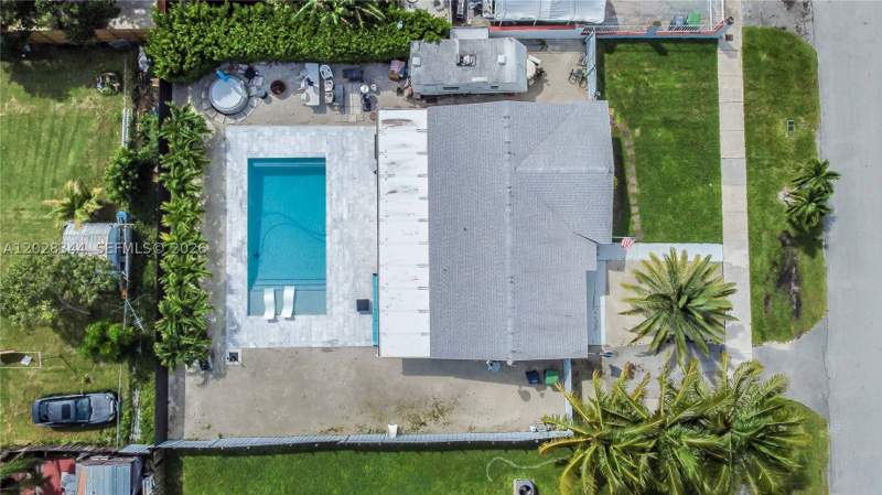 3 bedroom SingleFamilyResidence at 12100 SW 181st Ter, S Miami Heights Addn B, Miami — photo 2