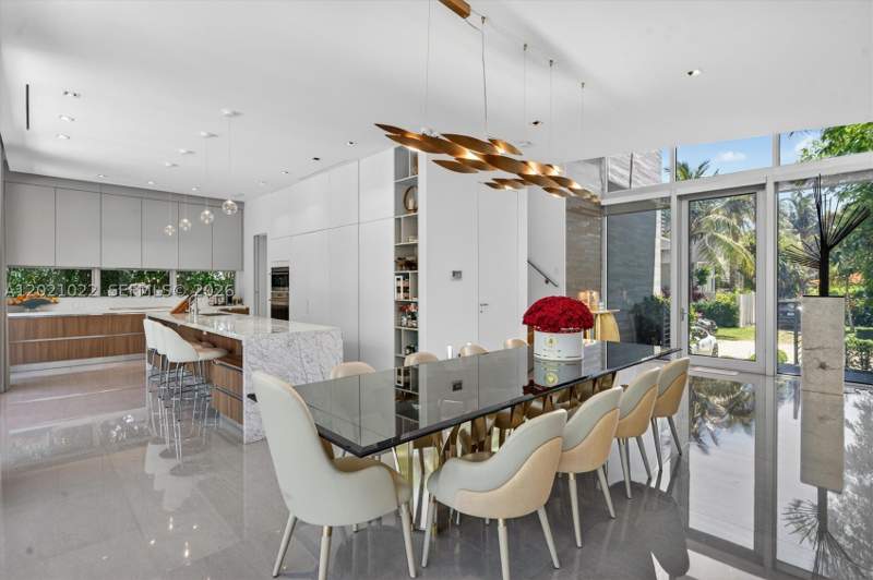 5 bedroom SingleFamilyResidence at 625 Curtiswood Dr, Biscayne Key Estates, Key Biscayne — photo 5