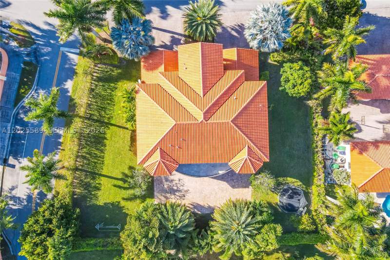 6 bedroom SingleFamilyResidence at 19529 SW 80th Ct, Cutler Cay, Cutler Bay — photo 4
