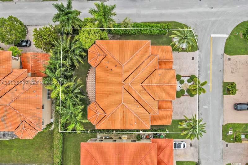 5 bedroom SingleFamilyResidence at 19508 SW 79th Ct, Cutler Cay, Cutler Bay — photo 3