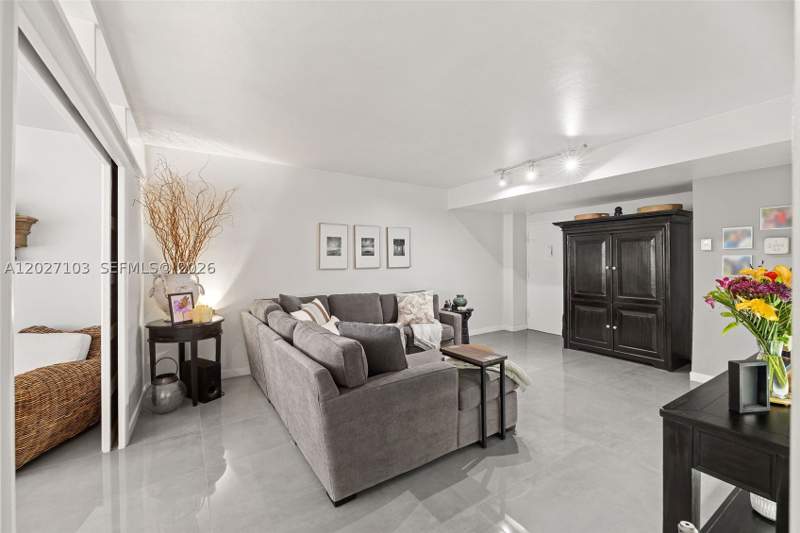 1 bedroom Condominium at 5001 Collins Ave 1E, Amd Pl Of First Ocean Fro, Miami Beach — photo 5