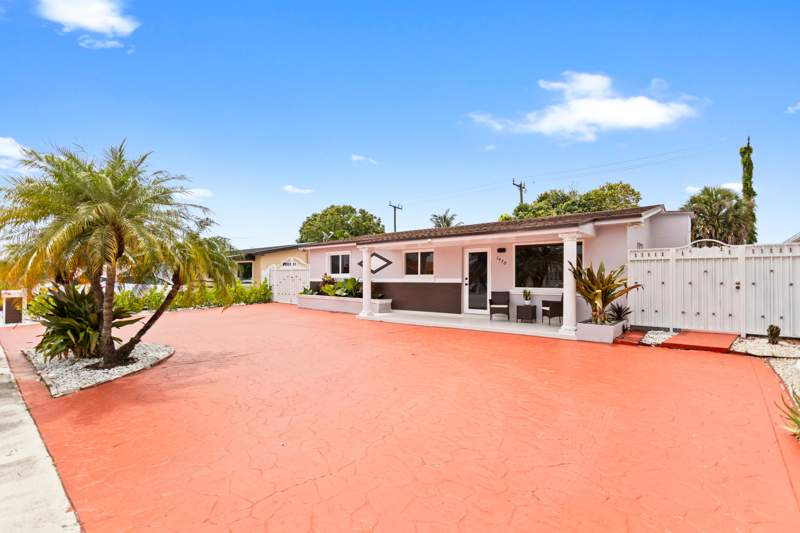 5 bedroom SingleFamilyResidence at 1450 W 37th Street, Fla Fruit Land Co Sub, Hialeah — photo 4