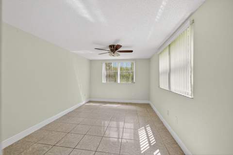 8363 Lake Drive 308, Doral FL - photo 10 of 11