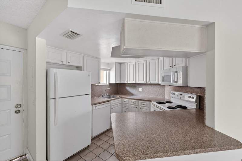 1 bedroom Condominium at 8373 Lake Drive Apt 307, Las Vistas At Doral Condo, Doral — photo 4