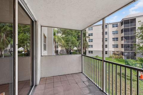 8353 Lake Drive 204, Doral FL - photo 6 of 12