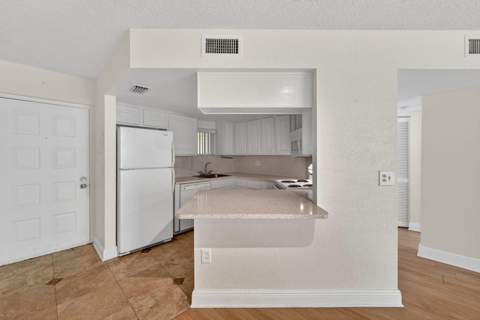8353 Lake Drive 204, Doral FL - photo 7 of 12