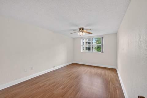 8353 Lake Drive 204, Doral FL - photo 9 of 12