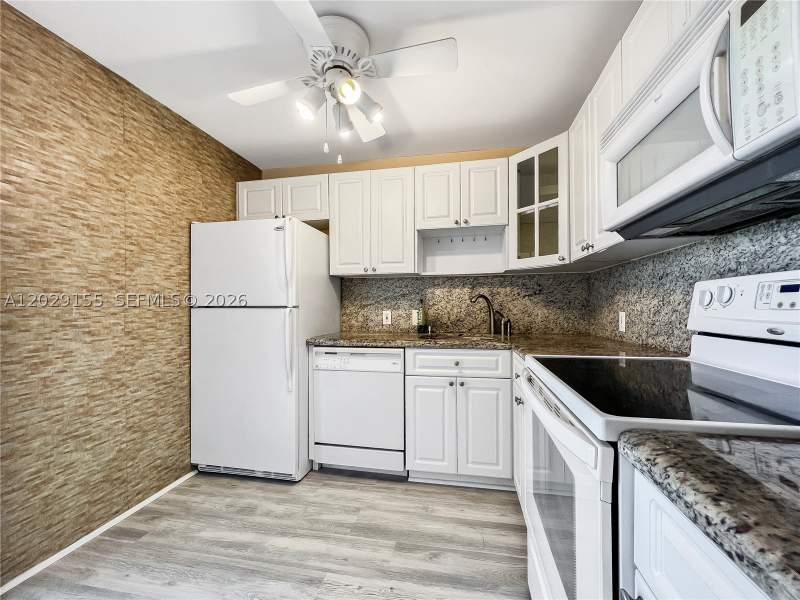1 bedroom Condominium at 3475 N Country Club Dr 503, Ensenada Condo Bldg E-Ii, Aventura — photo 4