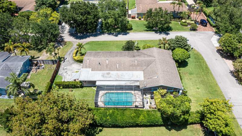 5 bedroom SingleFamilyResidence at 6760 SW 62nd Ter, Tranquility Ests, South Miami — photo 4