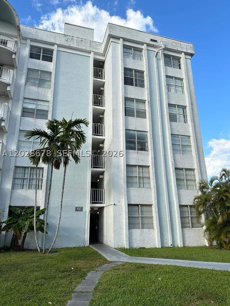 1 bedroom Condominium at 492 NW 165th St Rd C-211, Montecarlo Condo, Miami — photo 4
