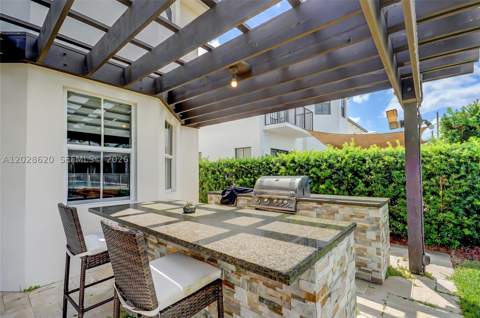 10555 NW 69th Ter, Doral FL - photo 10 of 44