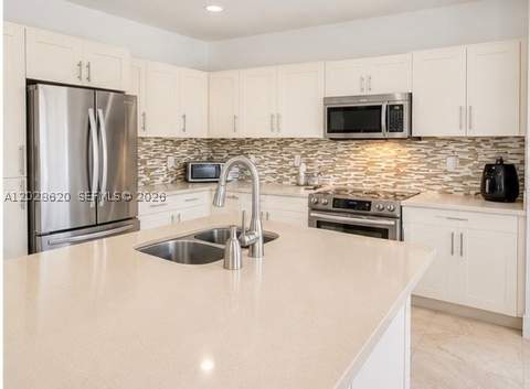 10555 NW 69th Ter, Doral FL - photo 12 of 44