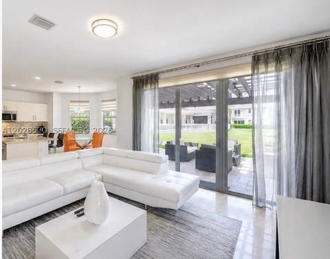 10555 NW 69th Ter, Doral FL - photo 16 of 44