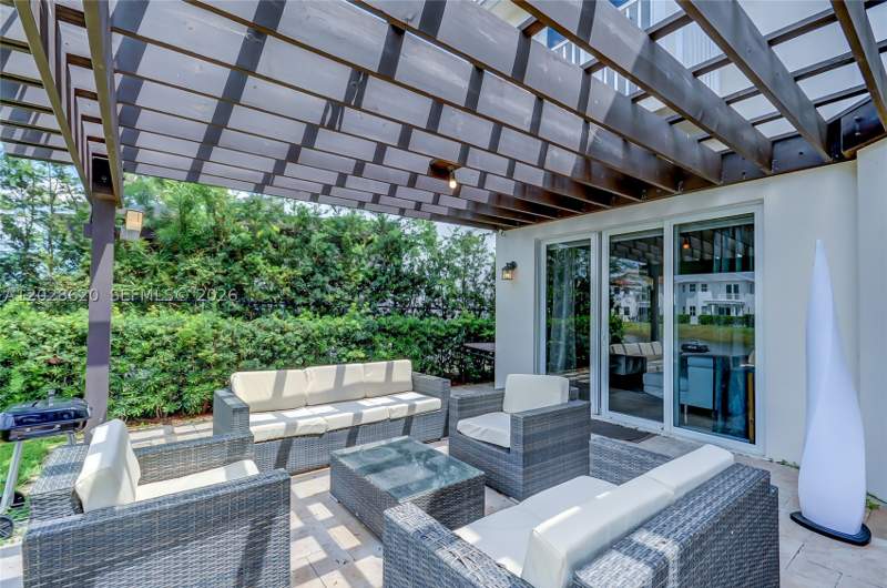 5 bedroom SingleFamilyResidence at 10555 NW 69th Ter, Vintage Estates, Doral — photo 2