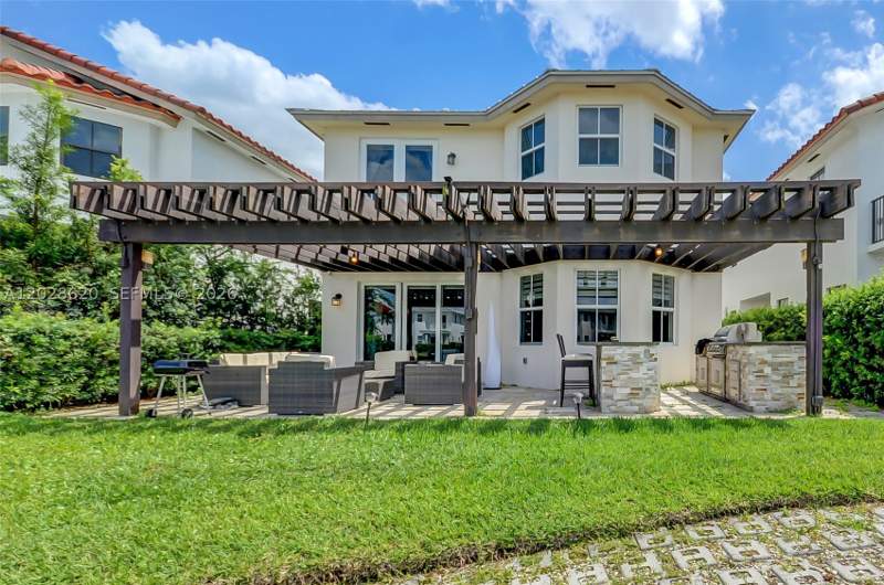 5 bedroom SingleFamilyResidence at 10555 NW 69th Ter, Vintage Estates, Doral — photo 3