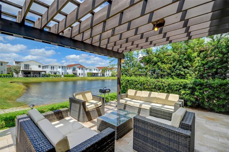 5 bedroom SingleFamilyResidence at 10555 NW 69th Ter, Vintage Estates, Doral — photo 4