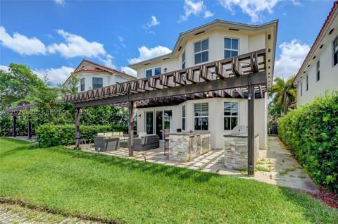 10555 NW 69th Ter, Doral FL - photo 9 of 44
