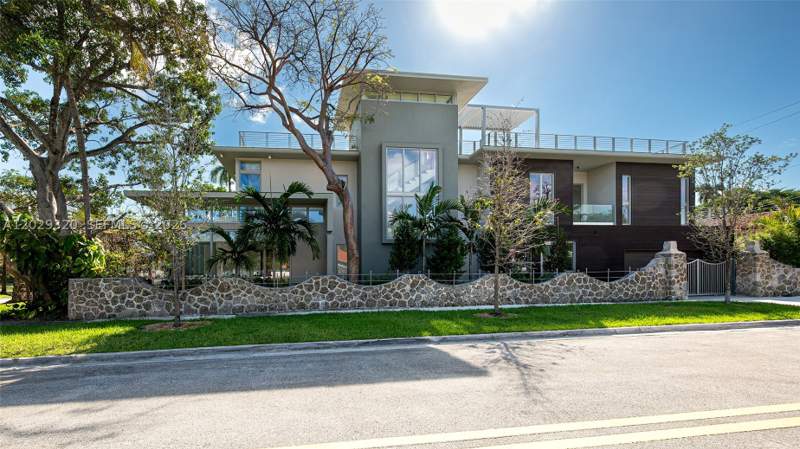 6 bedroom SingleFamilyResidence at 2100 S Miami Ave, Holleman Park, Miami — photo 2
