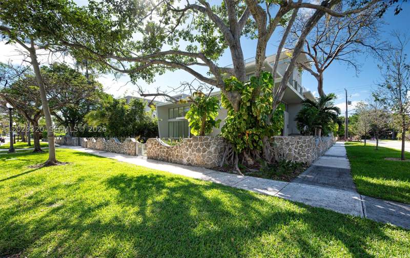 6 bedroom SingleFamilyResidence at 2100 S Miami Ave, Holleman Park, Miami — photo 3