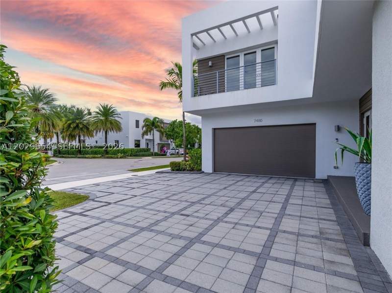 5 bedroom SingleFamilyResidence at 7480 NW 99th Ave, Doral Commons Residential, Doral — photo 2