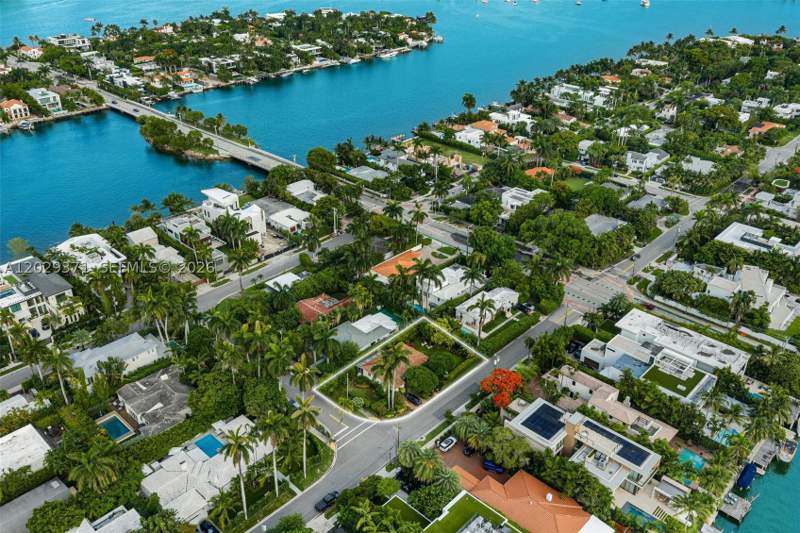 3 bedroom SingleFamilyResidence at 455 W Dilido Dr, Di Lido Island, Miami Beach — photo 3