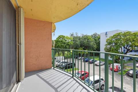 9360 Fontainebleau Boulevard Apt 310, Miami FL - photo 11 of 29
