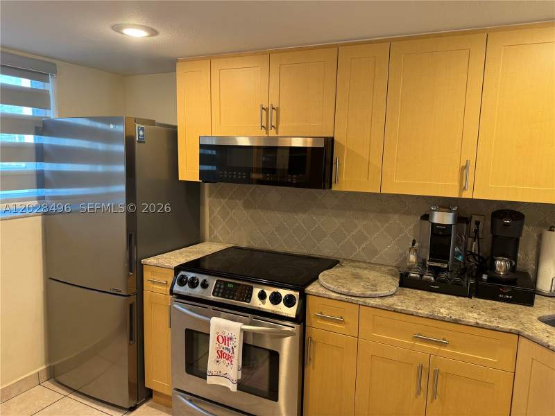 4 bedroom SingleFamilyResidence at 7033 NW 169th St, Ludlum Lake Townhouses SE, Hialeah — photo 2