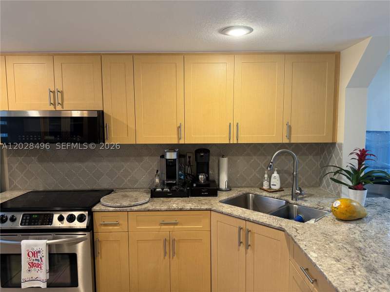 4 bedroom SingleFamilyResidence at 7033 NW 169th St, Ludlum Lake Townhouses SE, Hialeah — photo 3