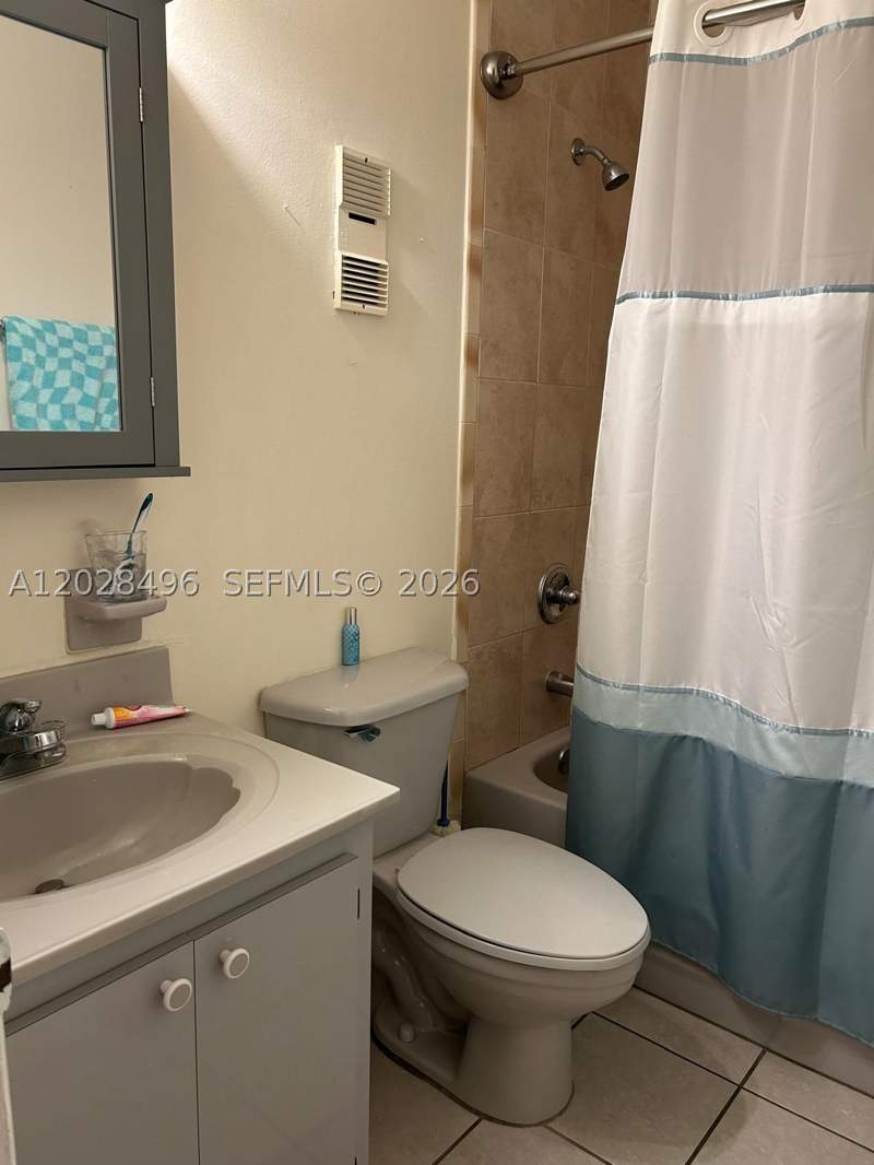 4 bedroom SingleFamilyResidence at 7033 NW 169th St, Ludlum Lake Townhouses SE, Hialeah — photo 4