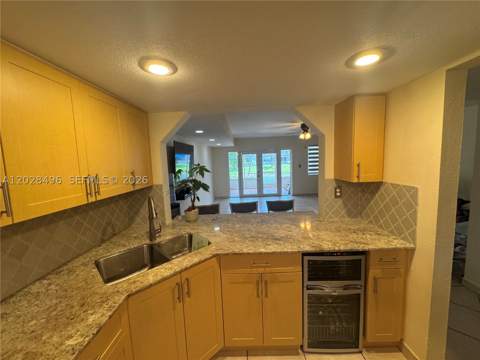 7033 NW 169th St, Hialeah FL - photo 9 of 28