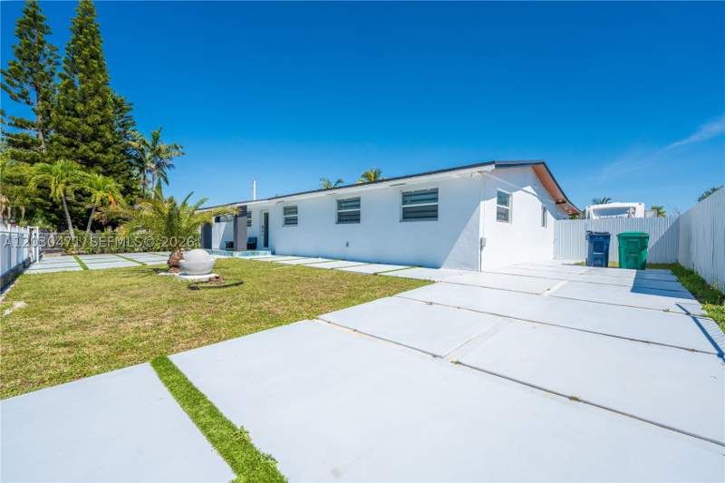 4 bedroom SingleFamilyResidence at 11851 SW 181st St, South Miami Heights Addn, Miami — photo 2