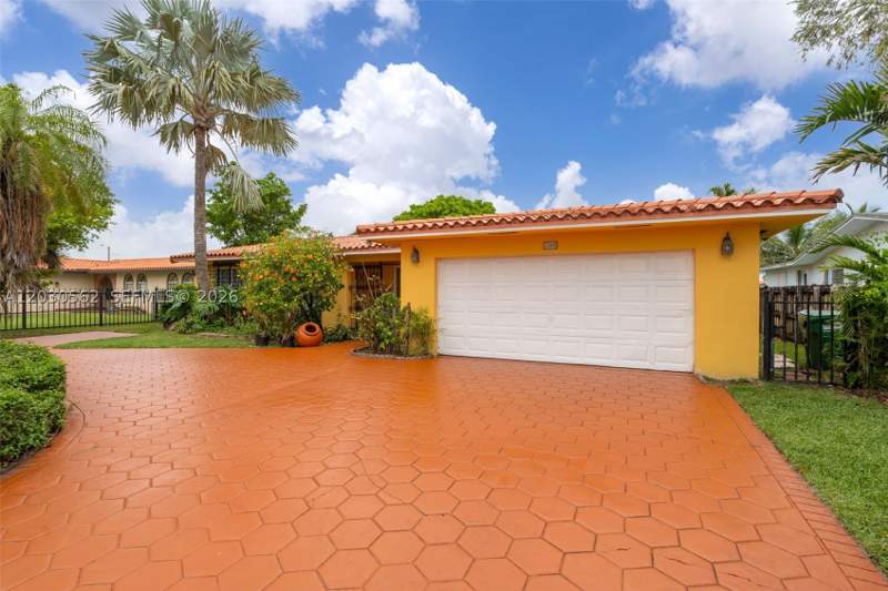 3 bedroom SingleFamilyResidence at 1320 SW 84th Ave, Samuel Beck Sub, Miami — photo 2