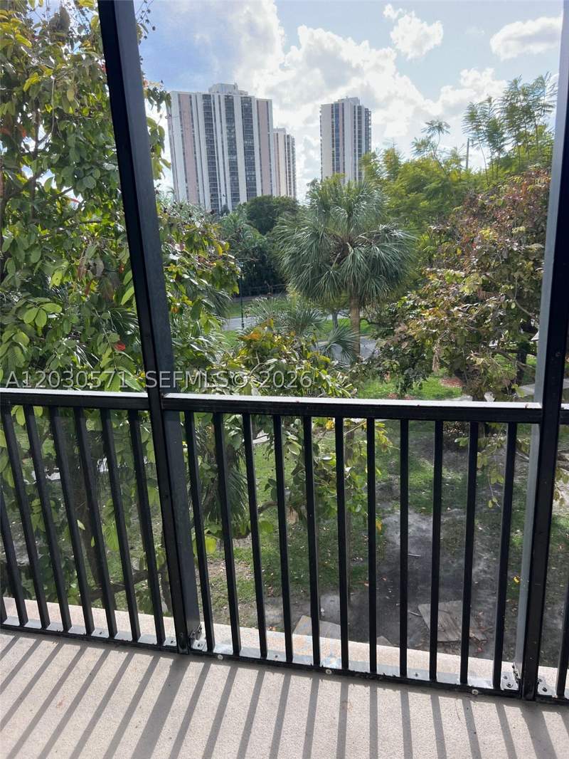 2 bedroom Condominium at 3301 N Country Club Dr 407, Bravura I Condo, Aventura — photo 2