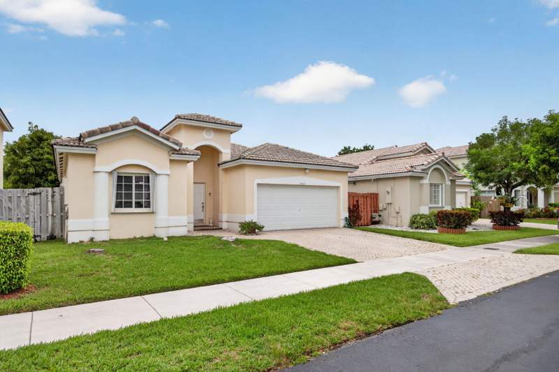 3 bedroom SingleFamilyResidence at 14215 SW 156th Avenue N, Oak Creek North Replat, Miami — photo 2