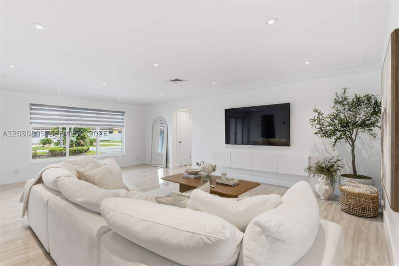 3 bedroom SingleFamilyResidence at 19040 S Saint Andrews Dr, Country Club Of Miami Est, Hialeah — photo 2