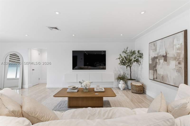 3 bedroom SingleFamilyResidence at 19040 S Saint Andrews Dr, Country Club Of Miami Est, Hialeah — photo 4