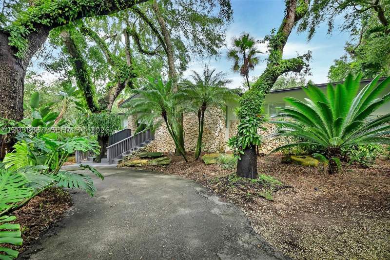 5 bedroom SingleFamilyResidence at 6565 SW 134th Dr, Devonwood, Pinecrest — photo 2