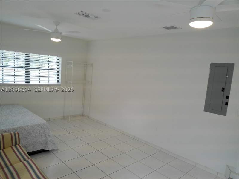 5 bedroom SingleFamilyResidence at 10812 SW 33rd St, Fairfield Manors, Miami — photo 3
