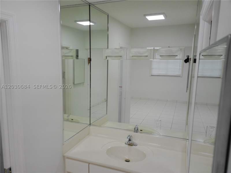 5 bedroom SingleFamilyResidence at 10812 SW 33rd St, Fairfield Manors, Miami — photo 4